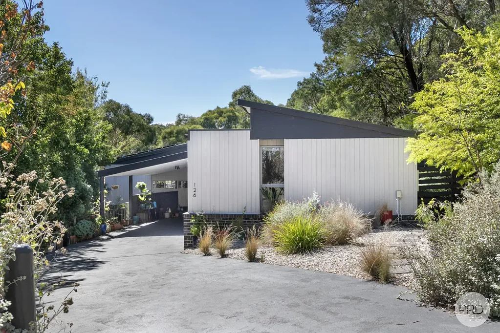 126 Moss Avenue, Mount Helen, VIC 3350