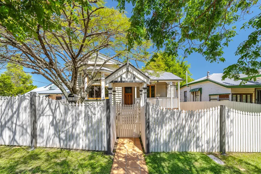 Auchenflower 4chambre An Inner-City Colonial with Dual Income Potential in Auchenflower