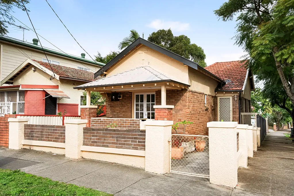 Marrickville 3બેડરૂમ Position, scope & value in a full brick freestander