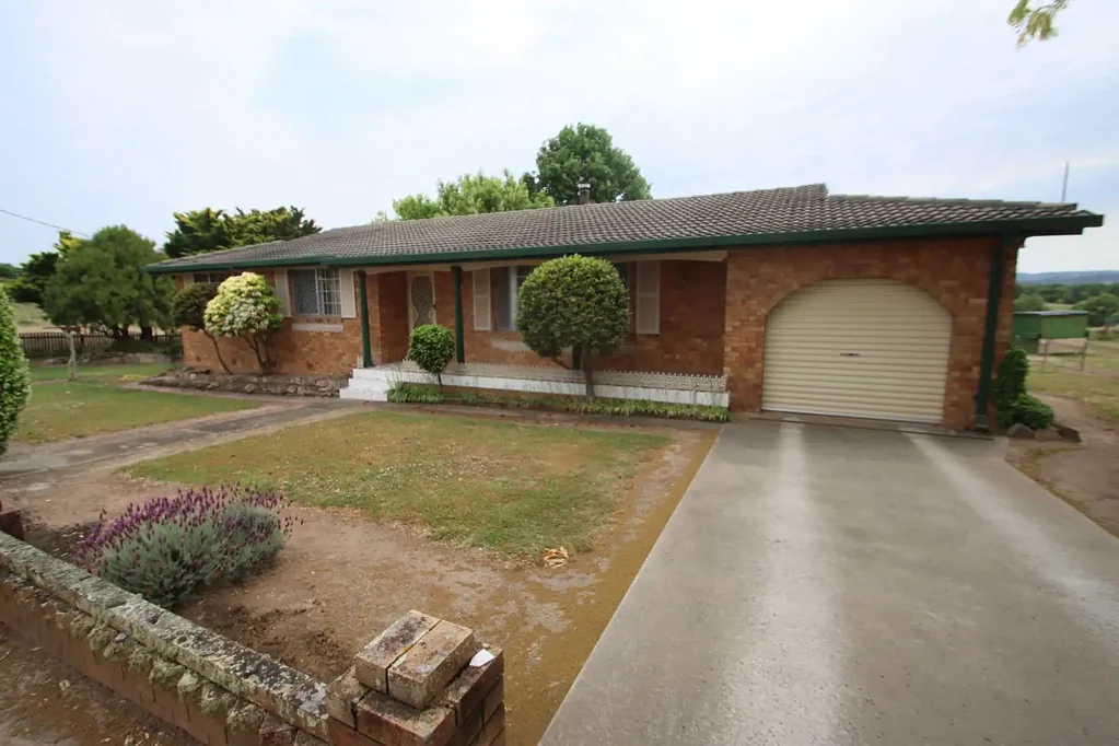 Tenterfield 3Kwarto Great location with a solid brick home..