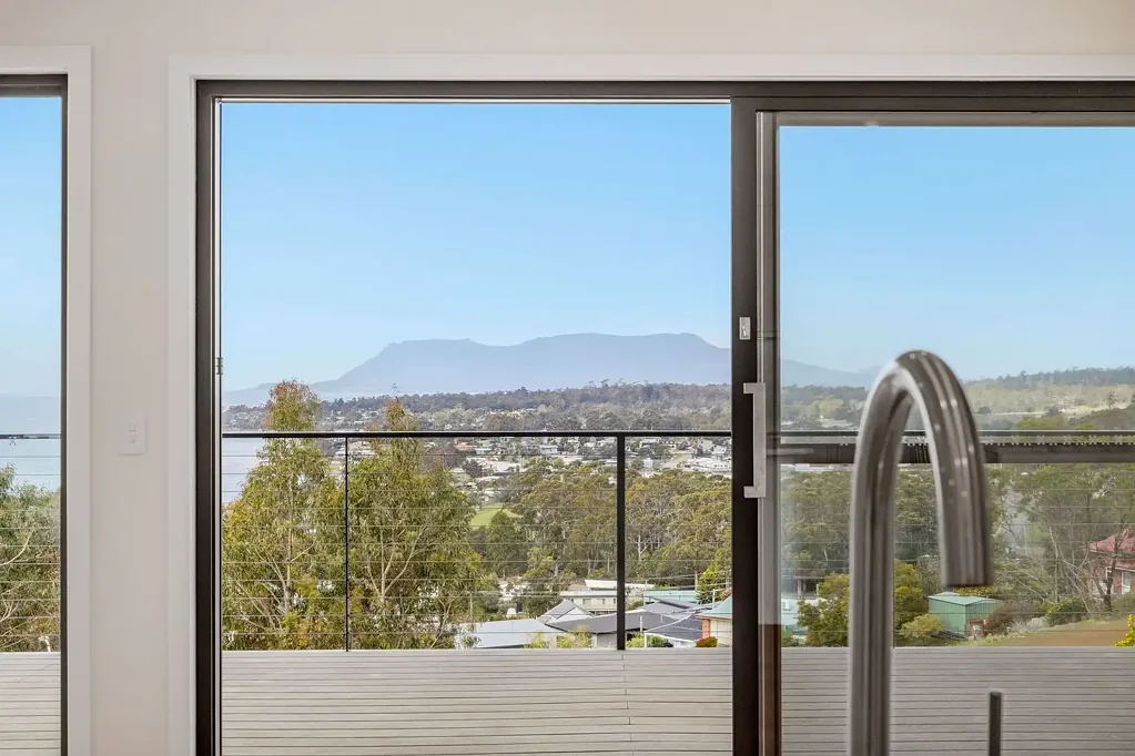 Orford 2房  Elevated Coastal Living with Maria Island Views