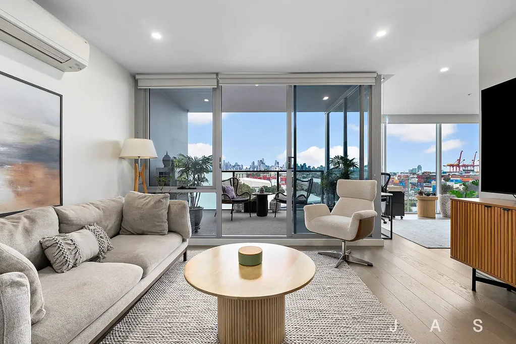 Footscray 2房 宽敞两卧两卫 阳光城市景观 开放式生活区 健身房游泳池 安全停车位 便利河畔生活 Expressions Of Interest Closing Saturday 25th July at 3.00pm