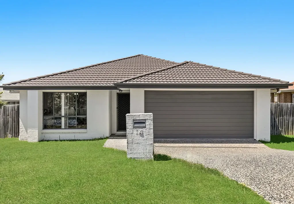 Warwick 4બેડરૂમ Big brick beauty on 1023sqm block