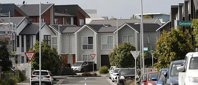 停车位消失、街道瘫痪？奥克兰住房加密被指“把社区挤爆”