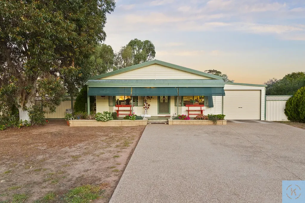 Tocumwal 3房  Charming Period Weatherboard on Expansive 2,023m² Double Block with Rear Lane Access