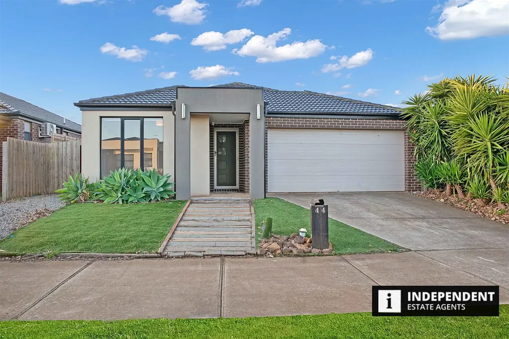 Melton South 5 Bedroom Stunning Family Home in the Heart of Melton South - Your Perfect Blend of Comfort and Convenience!