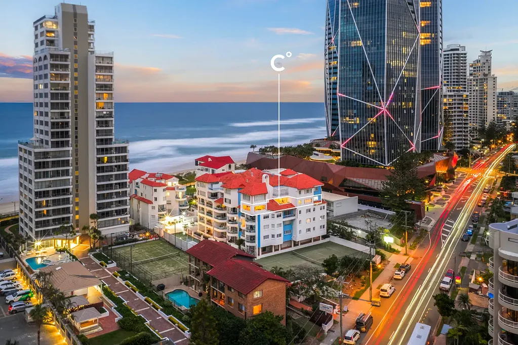 Surfers Paradise 4 Bedroom Absolute Beachfront 4-bedroom Residence - Amazing Value