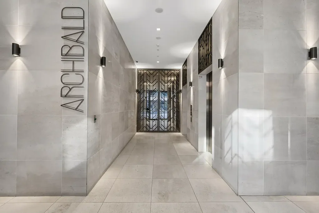 Bondi Junction 3બેડરૂમ Designer Apartment with Expansive Entertaining Spaces & Captivating Views