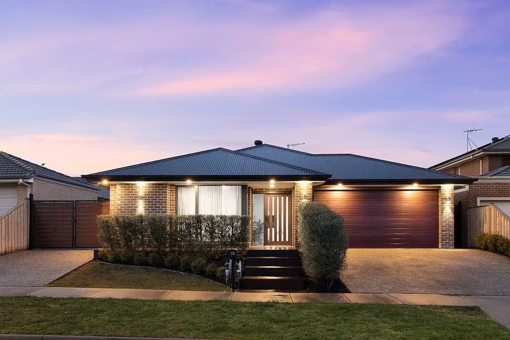 Mickleham 5બેડરૂમ Expansive Family Living on 578sqm in Mickleham's Finest Pocket