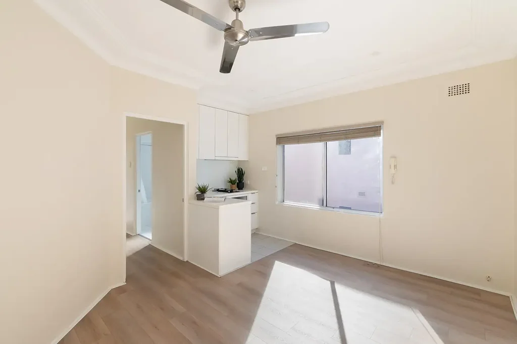 Renovated bright and airy top-floor apartment