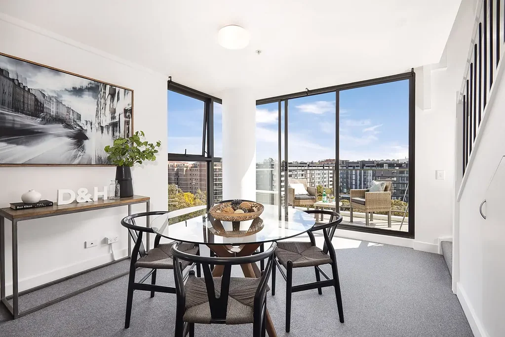 Wolli Creek 1房 公园旁采光佳 安全建筑 宽敞阳台 安全车位 度假村设施 便利交通 超市餐厅近 Split Level Apartment in the Heart of Wolli Creek