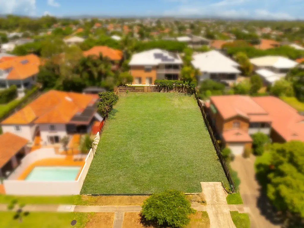 Wavell Heights 绝佳景观地块 660m2宽敞尺寸 东向朝向 高处微风 热门Wavell Heights社区 靠近设施交通 EXCITING LAND OFFERING IN PREMIUM POCKET