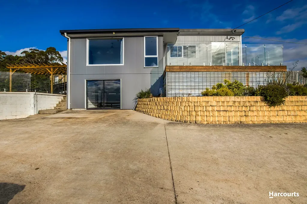 Bright 3-Bedroom Home with Ocean & Somerset Views