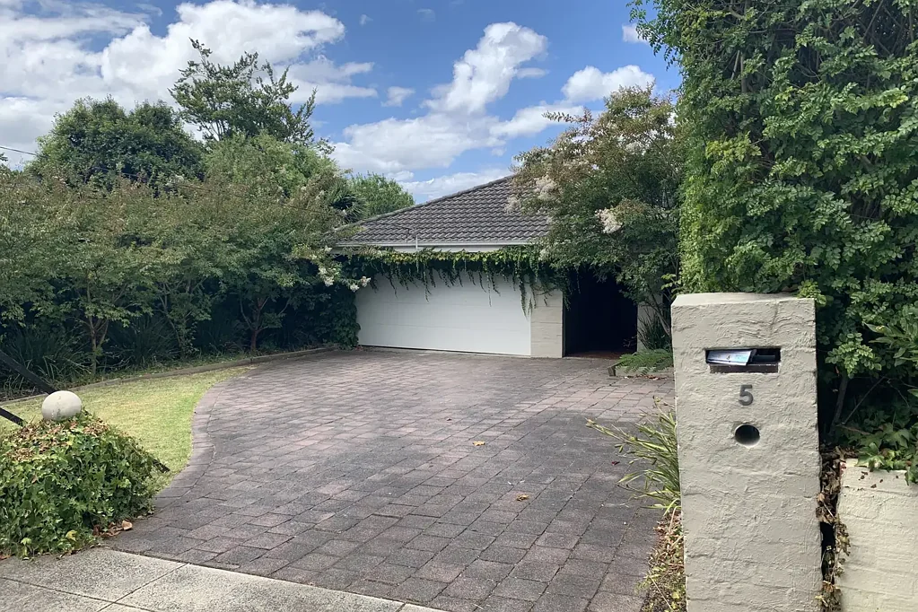 5 Bedrooms house within Kew High School Zone
