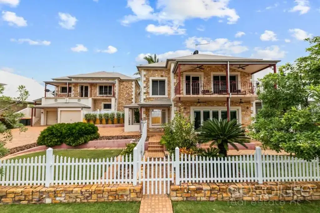 LUXURY MARINA LIVING WITH A PRIVATE POOL & STUNNING WATERFRONT VIEWS