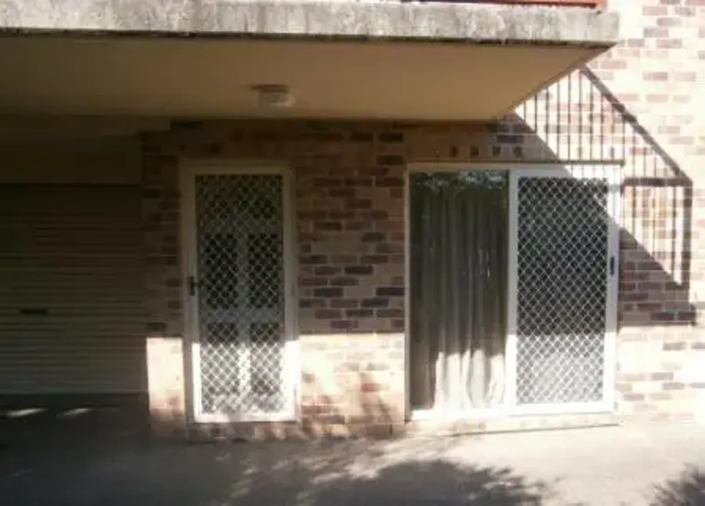 WALKING DISTANCE TO TRAIN STATION & SHOPS