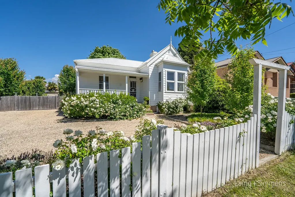 Fully Furnished home in Armidale City Centre!