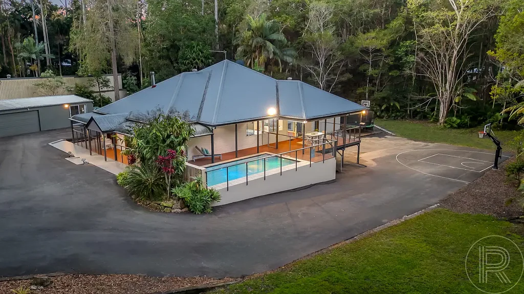 Palmview 4બેડરૂમ Stylish Family Acreage with Pool, Gym, Sheds & Space to Breathe