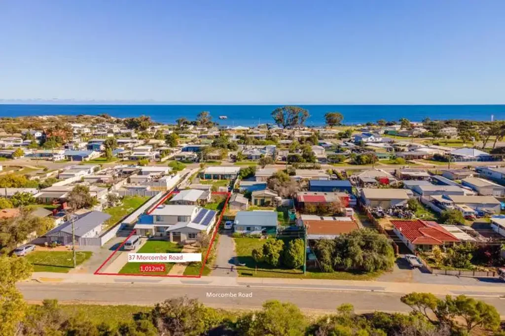 Leeman 5 Bedroom Spacious yard on the coast! Large Family Home in Leeman