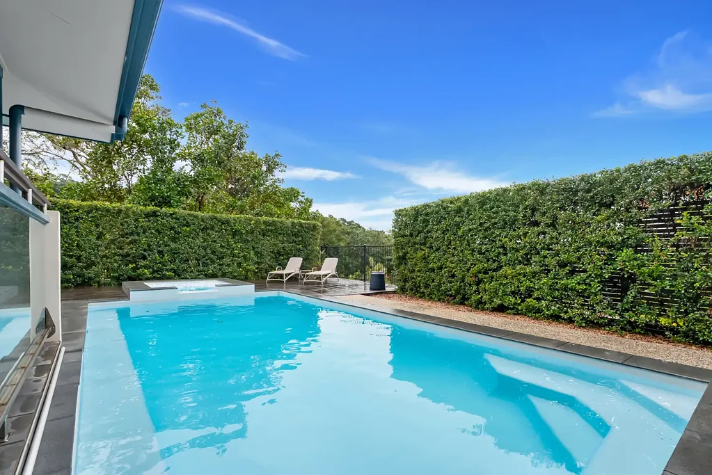 Caravonica 4 Slaapkamer Immaculate Executive Family Retreat in Prestigious Red Peak Estate