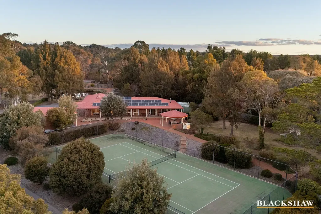 Bywong 6 Bedroom Located so close to Canberra, this exceptional rural estate offers two homes blending natural beauty, thoughtful design, and lifestyle versatily.