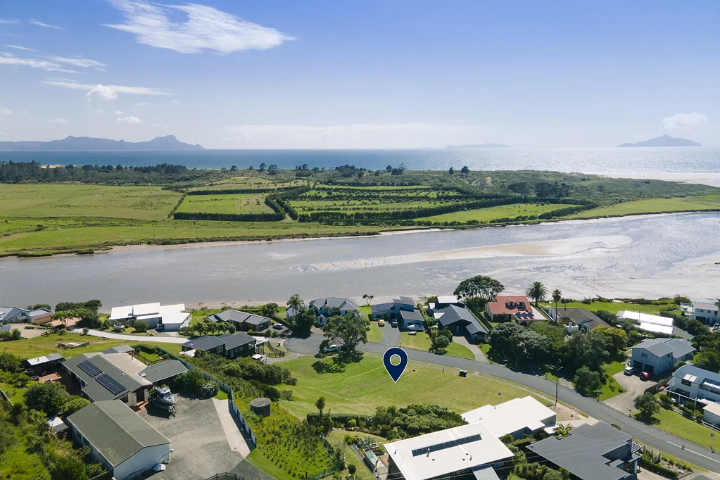 Waipu Waipu section with stunning river to ocean views