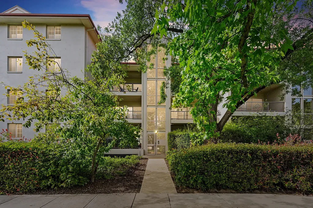 Kingston 2房  Easy Living with Lifestyle at Your Doorstep