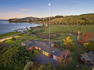 Kawakawa Bay 4房  Waterfront Home + Income - Make Your Offer!