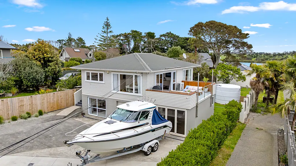 Karaka 3 Bedroom Expansive Site With Coastal Charm