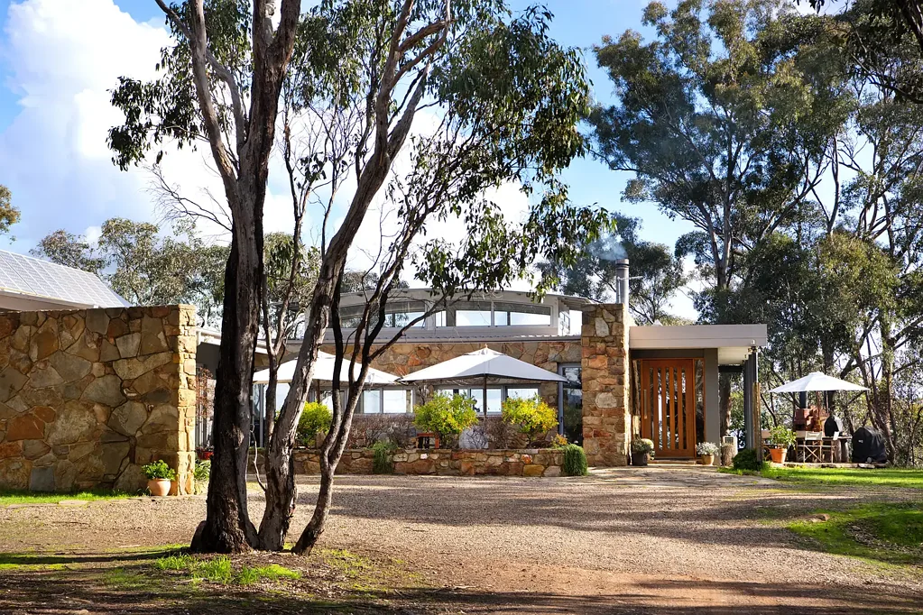 Yapeen 3房  Mopoke Hill – A Sanctuary of Stone, Glass and Sky – 52 Acres of Bushland Oasis