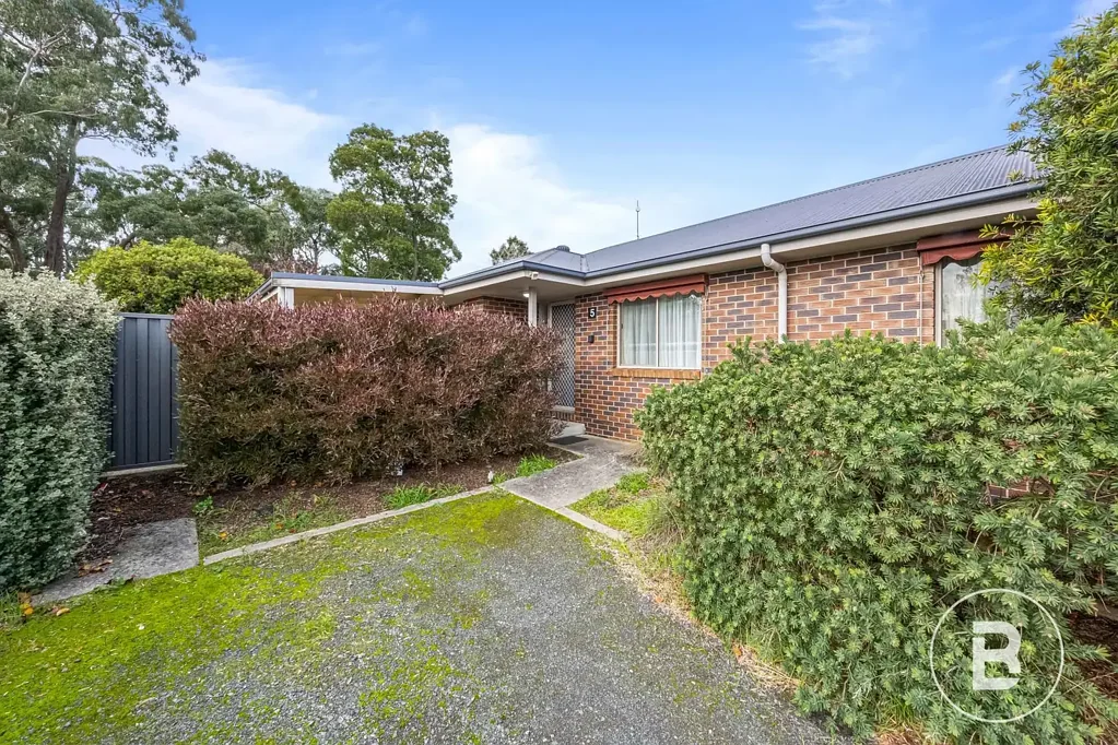 SPACIOUS SIX BEDROOM FAMILY HOME IN QUIET COURT LOCATION