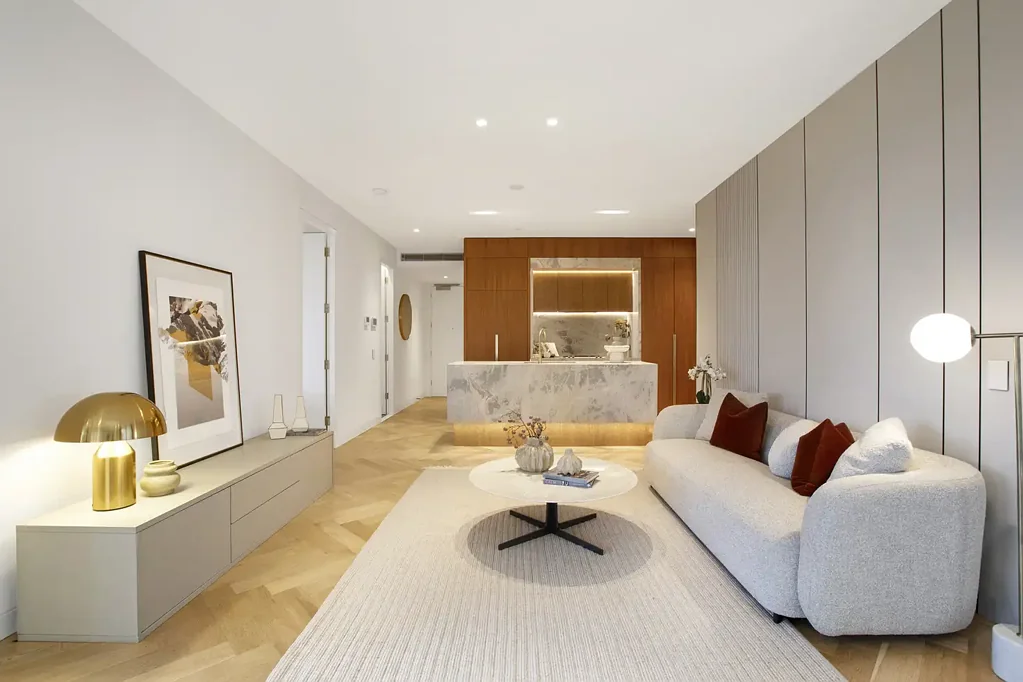 Sydney 3房 King Street黄金地段 人字拼木地板 主套房带浴缸酒柜 邻近Hyde Park 交通便捷 A Refined City Home on Prestigious King Street