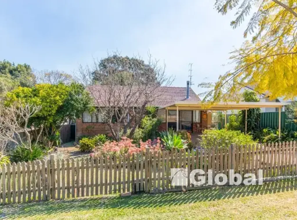 15 Lake Road, Fennell Bay, NSW 2283