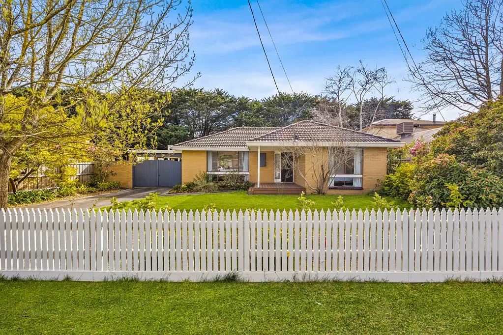 New Gisborne 3房  Picket-Fence Appeal in a Blue-Ribbon Pocket
