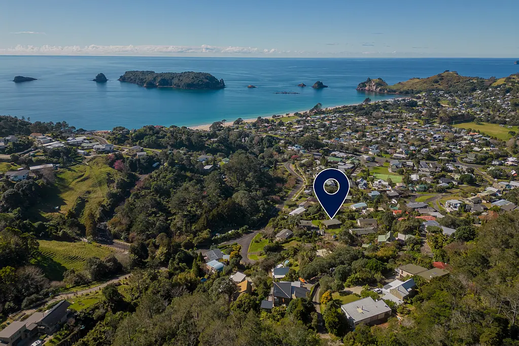 Hahei 3chambre The glory days, 1/4 acre 1970's bach with sea view