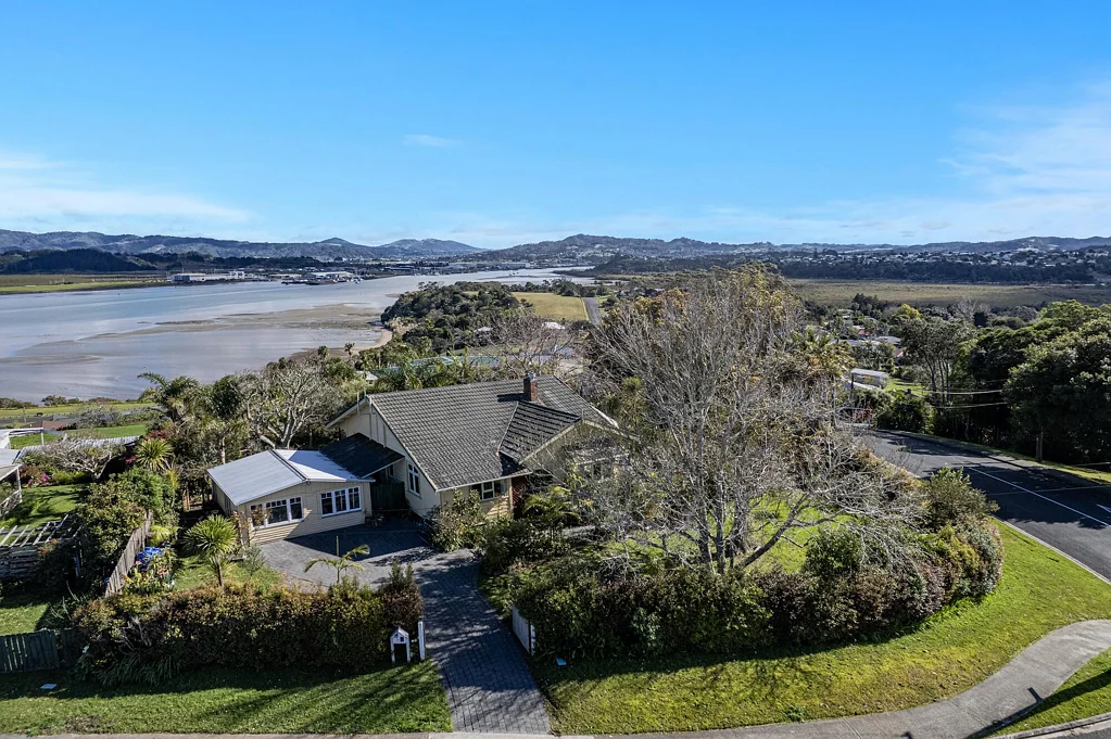 Onerahi 3Habitaciones For Lovers of Character and Calming Water Views