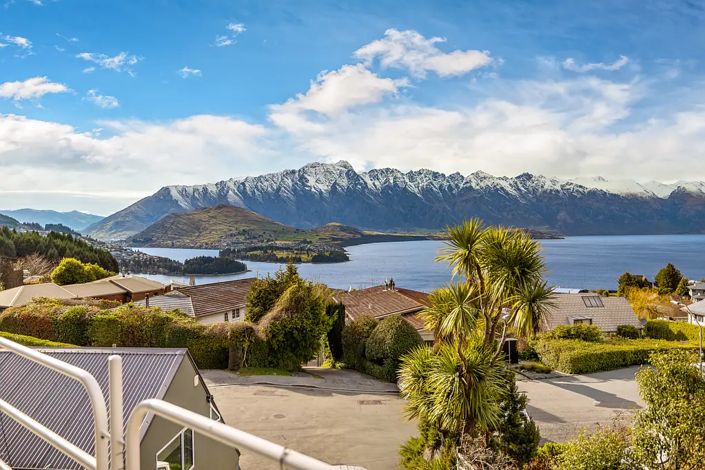 Fernhill/Sunshine Bay 5房  Three homes in one with spectacular lake views