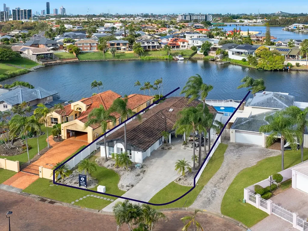 Clear Island Waters 5غرفة نوم Spacious Single-Storey Waterfront Living on a HUGE East-Facing 1000m2 block
