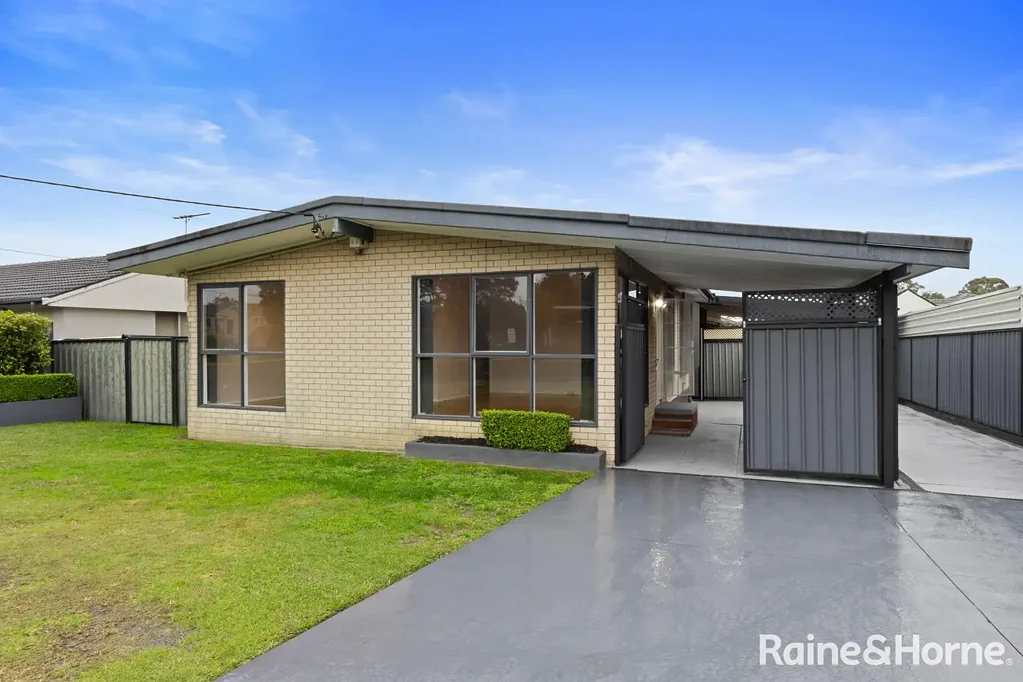 Inspection Saturday 5/07 from 10:45 AM - 11:00 AM ! FAMILY HOME IN PRIME MOOREBANK POSITION!