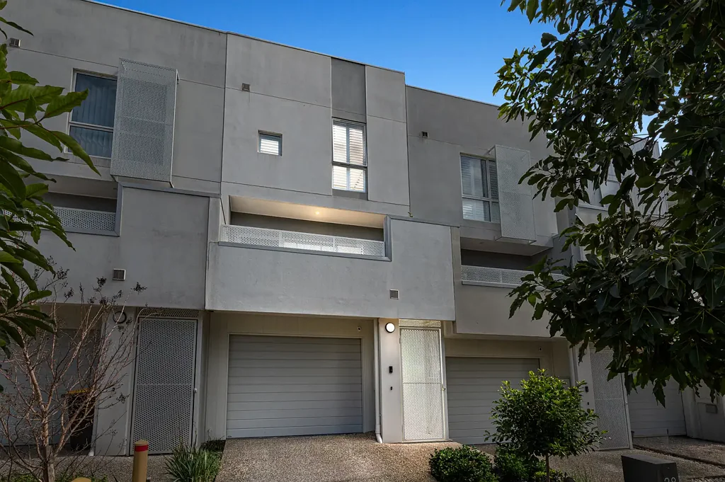 South Morang 3Kwarto Premium Living with Dual Ensuites & Everyday Convenience - EOI Offers Closing 2 Oct 6pm (Unless Sold Prior)