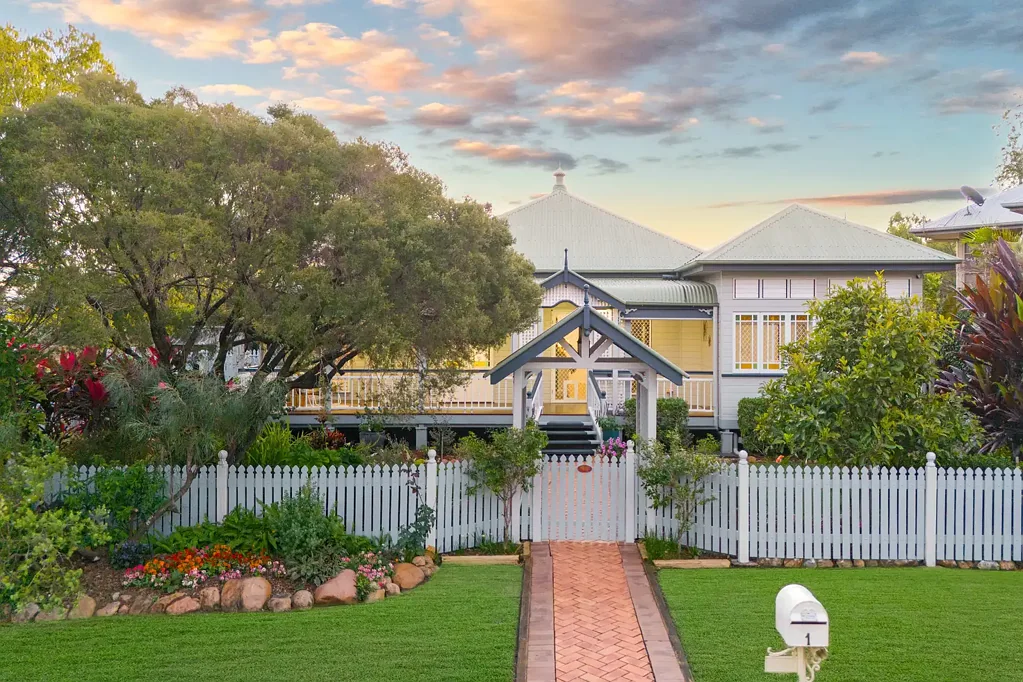 Kirwan 4Moenga Award-Winning Bill Stainton Home with Queenslander Charm, 4 Bedrooms, Pool, Shed & Side Access