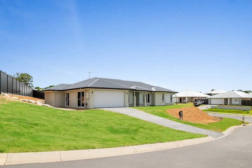 4 Maiden Crest, Southside, QLD 4570