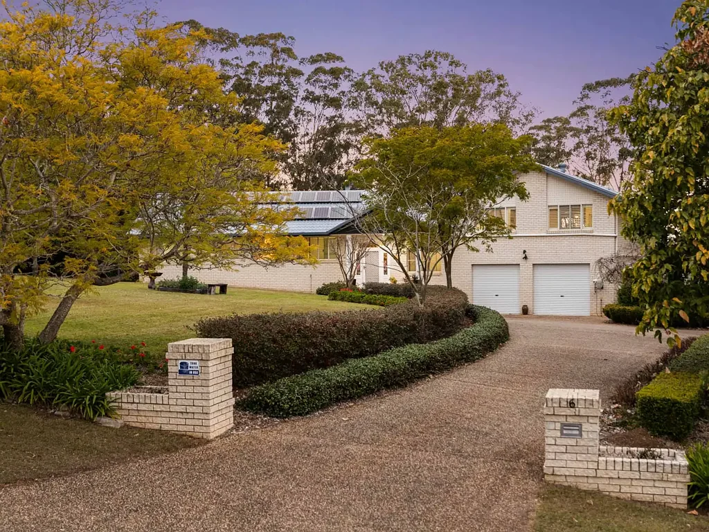 Kearneys Spring 4房 一英亩土地上的建筑设计住宅，带泳池和棚屋 Architecturally Designed on an Acre, Pool & Shed