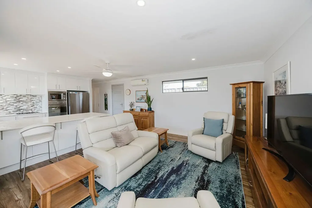 Connolly 5chambre Fabulous on Fairway — Dual Living, Granny flat - Endless Potential & An Opportunity Not to Be Missed