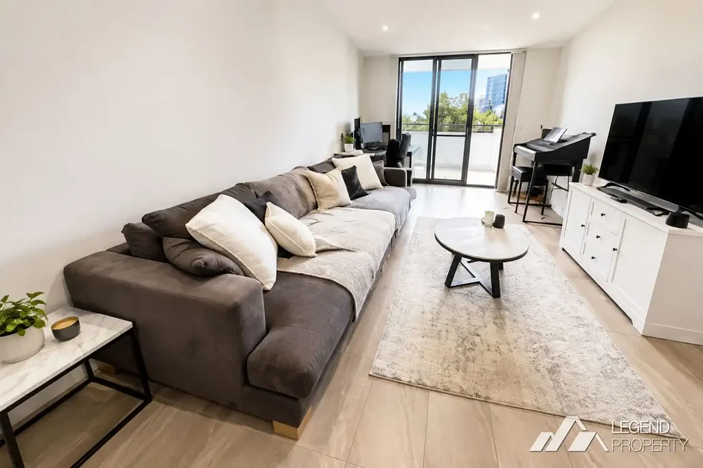 Modern 1-Bedroom Apartment with parking in the Heart of Dee Why