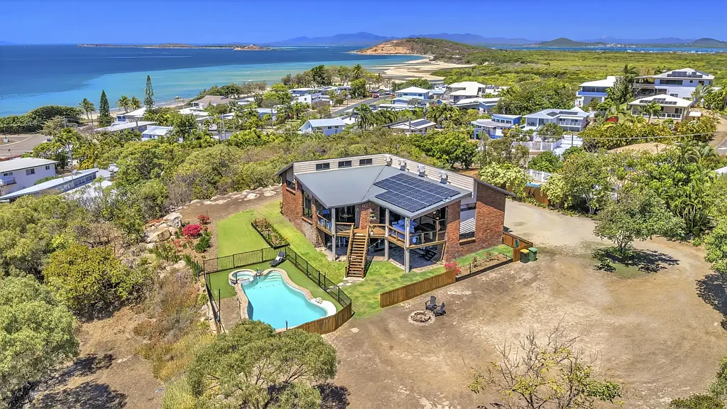 Bowen 4Zimmer ELEVATED COASTAL LIVING WITH PANORAMIC OCEAN VIEWS