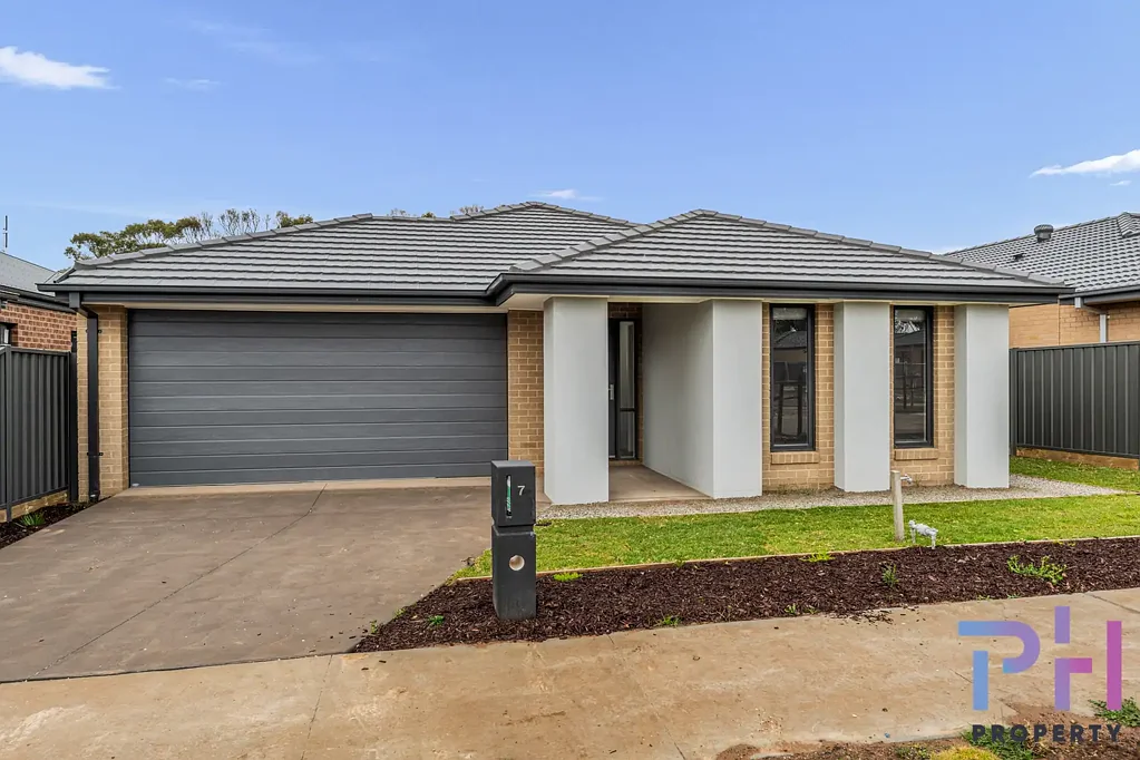 NEW MODERN TOWNHOUSE WITH SPACIOUS BACKYARD!