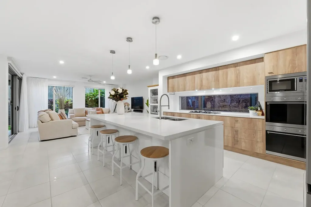 Upper Kedron 4房 双层家庭住宅 高级装修 宽敞布局 低维护生活 豪华主卧 设计师厨房 多个生活区 室内外娱乐空间 卓越存储空间 美丽景观花园 私密环境 步行道公园 自然保护区 便利设施 Refined Family Living in Quiet Cul-de-Sac