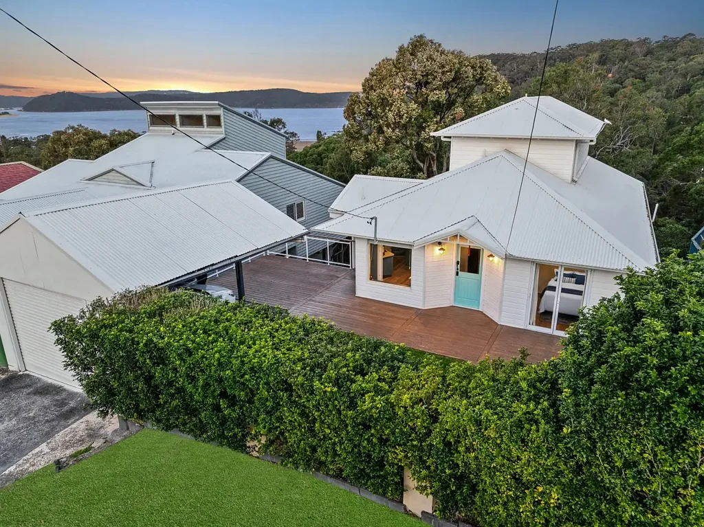 Umina Beach 4Kwarto Family Retreat with Stunning Coastal Outlook.