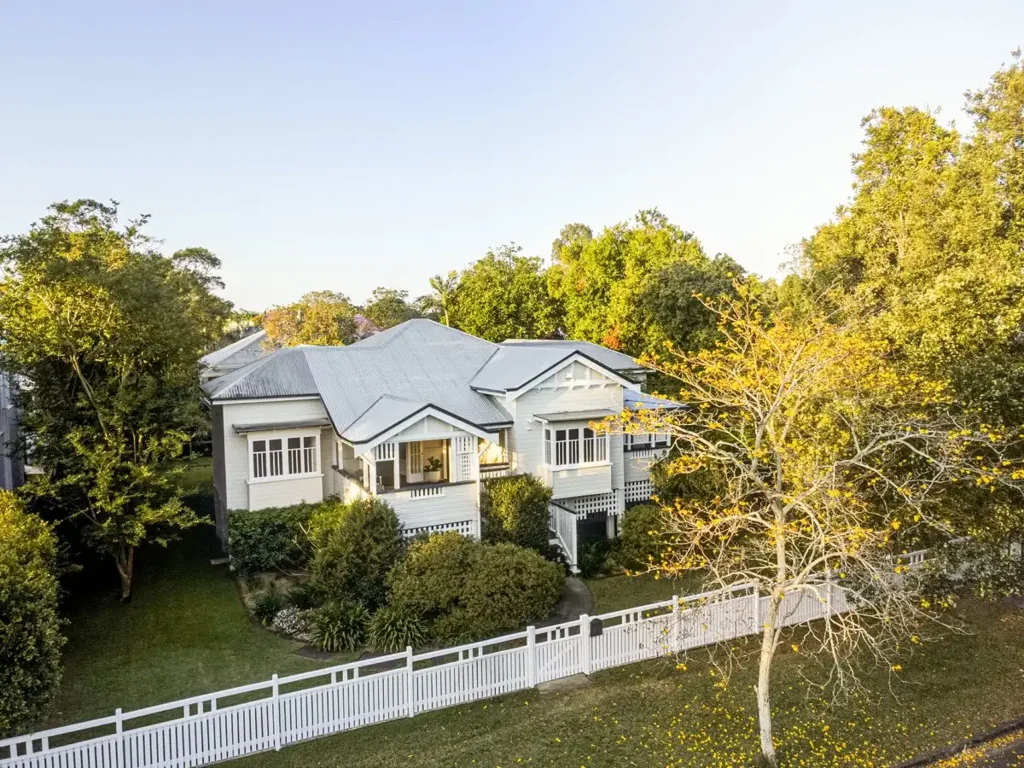 Graceville 5房 1927年Queenslander风格 高地810平米地块 VJ墙板 铅玻璃门 法式门 抛光hoop pine地板 Smeg厨房 岛屿吧台 私人露台 主套房 儿童友好庭院 步行至咖啡馆学校 Quintessential 1927 Gabled Queenslander
